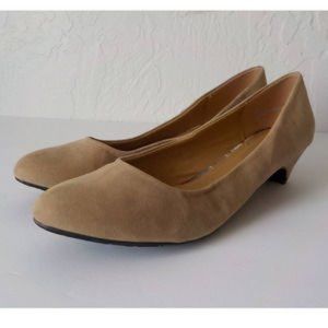 BFT Barefoot Tess Beige Pump Shoes Faux Suede Low Heel Round Toe Women 13M